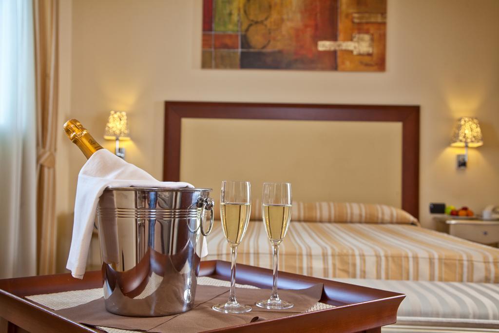 Hotel For You Olbia Esterno foto