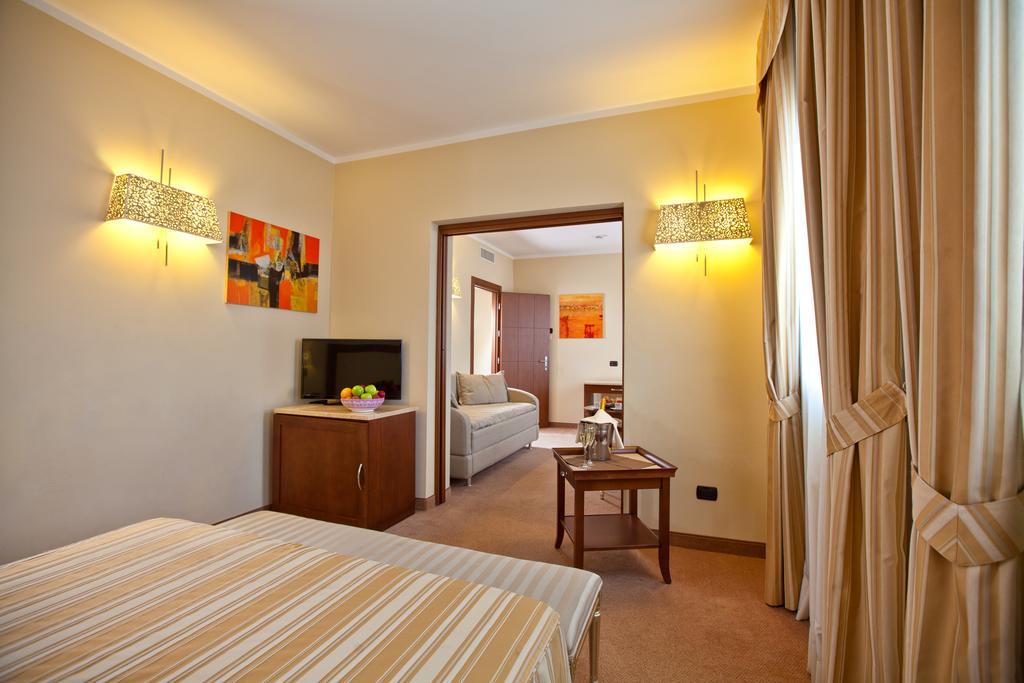 Hotel For You Olbia Esterno foto