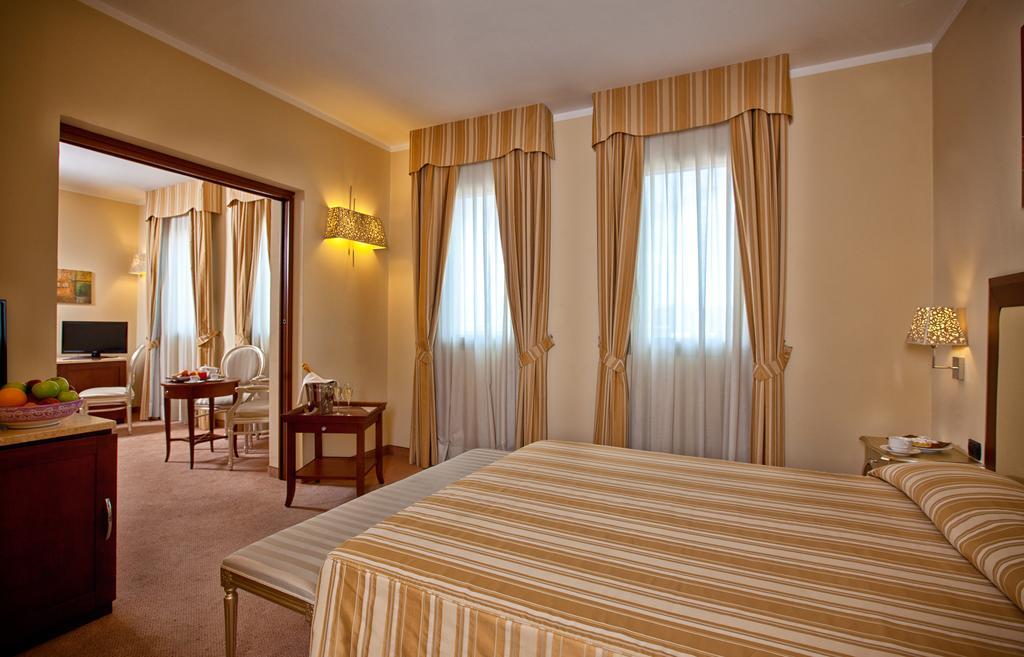 Hotel For You Olbia Esterno foto